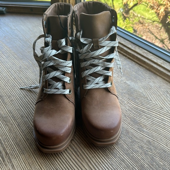 Brand new Sorel Joan of Arctic wedge III Lexie. Caramel Brown and gray in color - Picture 1 of 10
